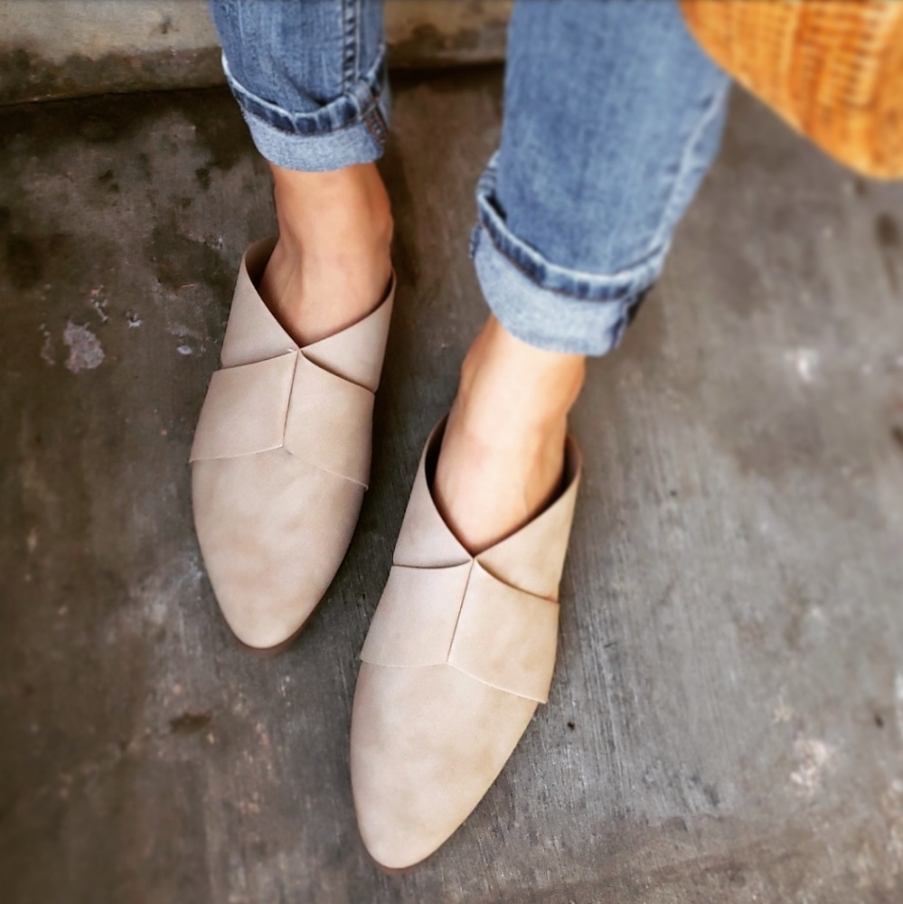 🆕️//The Agnes// taupe mule flat